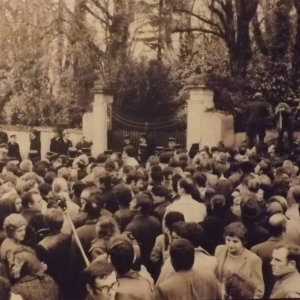 La foule devant "la Boisserie" le jour des funérailles du Général