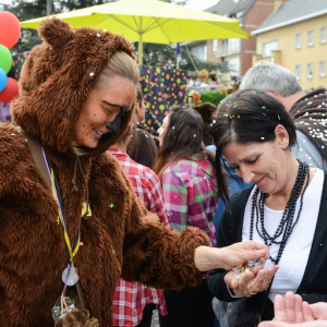Comme ailleurs, les ours d'Andenne distribuent évidemment des bonbons. Qui génèrent des emballages à ramasser ensuite. ©Eda - Florent Marot