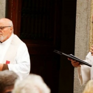 L'office devant la chapelle Fischbach ( photo : Denis Dosquet )