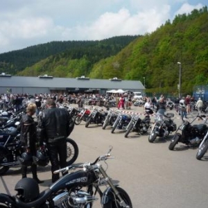 Les parkings - expositions se remplissent au fil des heures