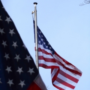 Le drapeau au haut du mat