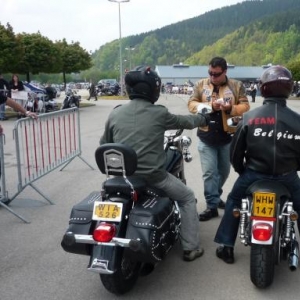 Parking Harley, a droite ; autres motos, a gauche