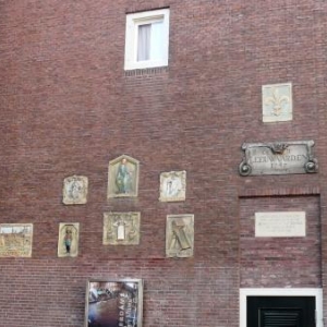 Amsterdam : un musee exterieur fait d' enseignes professionnelles