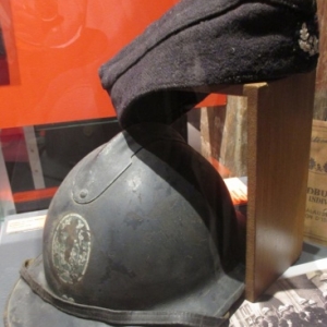 Casque et beret d'un soldat wallon de la Brigade wallonne