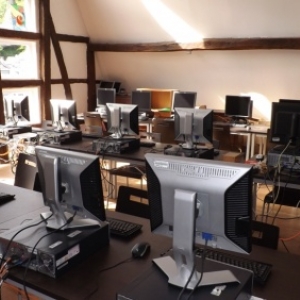 2eme etage : espace pour reunion, activites et informatique