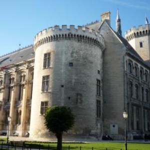 Hotel de ville ( 1865 ) Ancien chateau