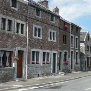 Dans la rue principale du village