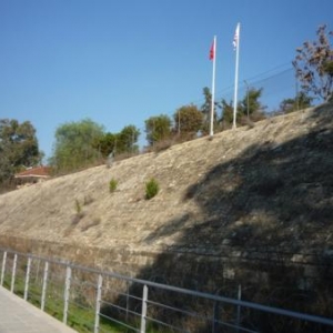 Remparts construits par les Venitiens au 15eme siecle entourant la vieille ville .