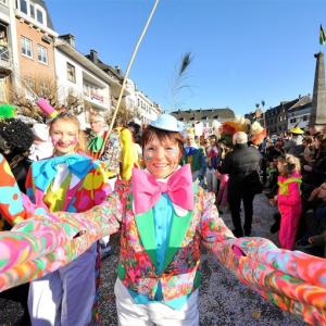 Il faudrait parfois plusieurs paires de "Longuès Brèsses" (les longs bras du Cwarmê de Malmedy) pour ramasser toutes les poubelles qui les ambulants laissent su