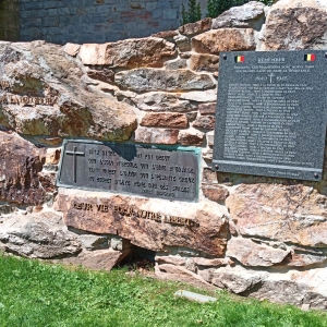 Dans le parc, monument rappelant le sacrifice des patriotes malmédiens durant la seconde Guerre mondiale 