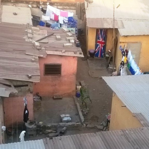 Les pauvres togolais habitant dans des baraques sous tôles avec comme seules aérations la porte ouverte et une mini fenêtre souffrent vraiment de la chaleur.Ils trouvent sommeil à l' aube.