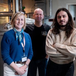Martine Meurens, une entrepreneuse aubeloise, et son fils, Tom Rodrigues, chimiste, reprennent les rênes de la Brasserie de Liège à La Grand Poste. ©Brass