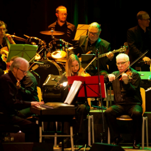 Jacky Lodomez dirigeant le groupe des cordes, le groupe des cuivres ainsi que le choeur