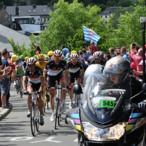 Le peloton dans la cote de Lierneux, a 2 minutes 30 environ des echappees.