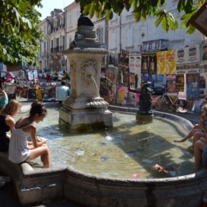 Avignon ambiance dans les rues 