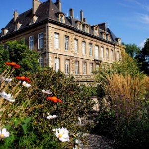 Chateau de la Grange et Jardin des Prairiales a Manom