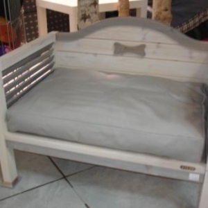 lit en bois avec coussin confortable 159 euros