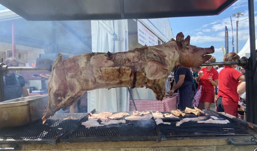 Le cochon à la broche présenté par le Fumet des Ardennes