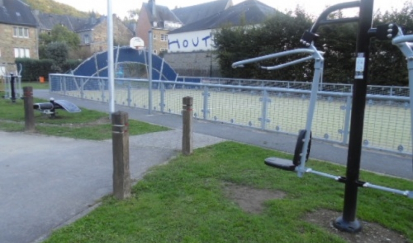 L'aire de fitness, entrecoupee par un espace goudron-pavement, par ou le mini-foot est accessible aux spectateurs (?). Parfois de parking.