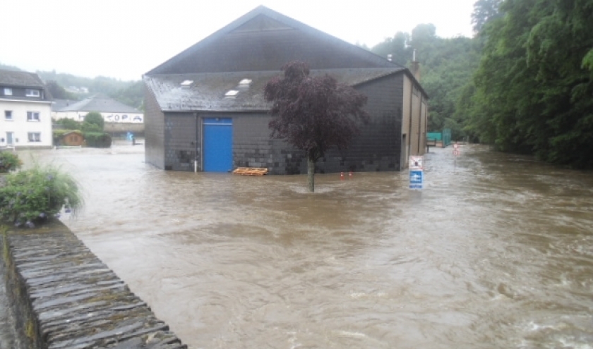 Hall polyvalent. À droite, le lit de l'Ourthe.