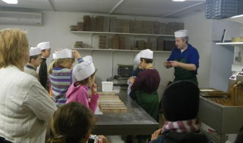 preparation au travail des chocolatiers en herbe