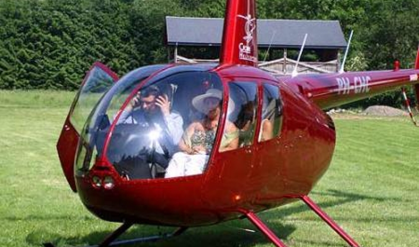 Lucie Daco arrivant a La Roche en Helicoptere avec  M. Clement