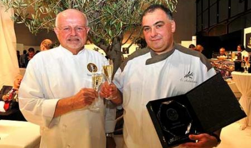 Robert Van Duuren, President des Maitres-Cuisiniers de Belgique et Olivier Accindinus, laureat du concours.
