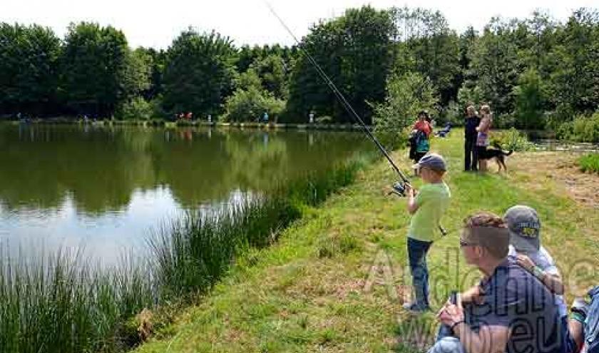 peche en famille sur etang-5140