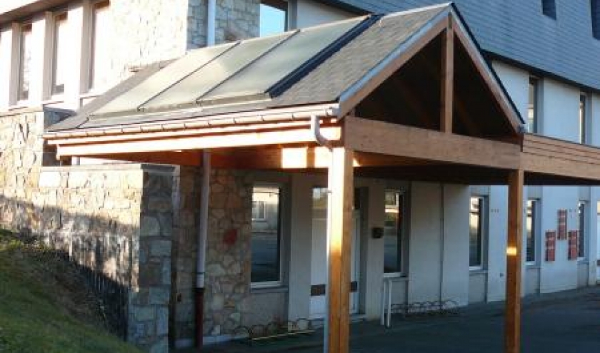 Le car-port, garage pour velos et equipe de panneaux solaires