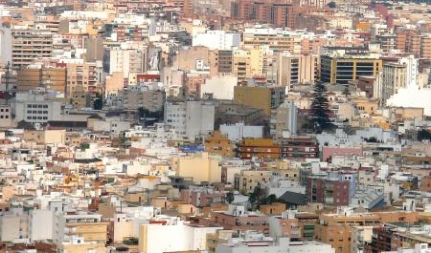 AW 020001 Vue generale d Almeria (200.000 habitants ) Ville cotiere et portuaire qui est la ville europenne beneficiant du plus grand nombre d hs de soleil ( 2965 hs /an ) et la 2eme sur le plan mondial. La temperature moyenne annuelle est de 18,7 degrés