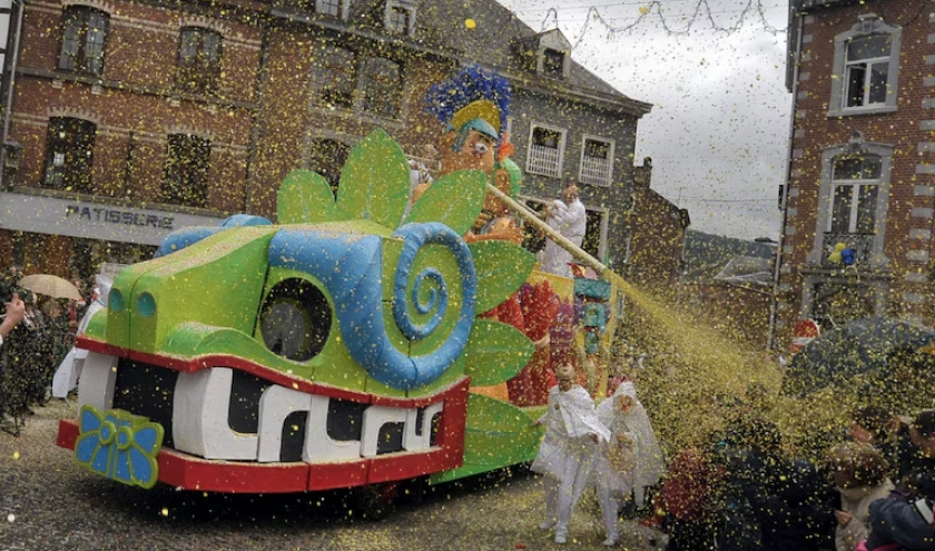 À Stavelot, les Blancs Moussis canardent jusqu'à 8 tonnes de confettis. Qui pèsent leur poids, surtout s'il pleut. ©EDA