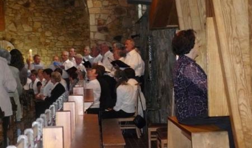 Lucy a l'orgue et ses choristes