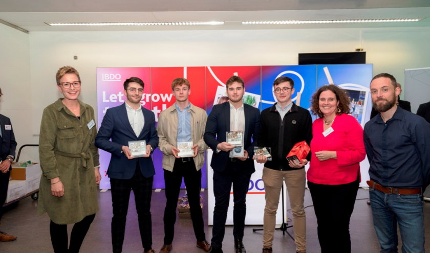 Les vainqueurs du défi des Cantons de l'Est : de gauche à droite : Catherine JUNGBLUTH (WFG), Corentin BIVORT, Mathis LAMBERMONT, Dimitri KOROSTOVSKIY, Julien PIRNAY, Sandra DE TAEYE (ATCE), Daniel NIESSEN (Ministère CG) © HLBG 