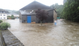 Hall polyvalent. À droite, le lit de l'Ourthe.