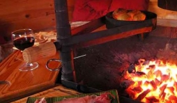 Un chalet de bois au fond du jardin