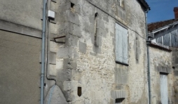 Maison du Prieur : ancienne maison du prieur Facade du 13eme. Premiere mairie de Jarnac