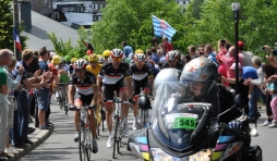 Le peloton dans la cote de Lierneux, a 2 minutes 30 environ des echappees.